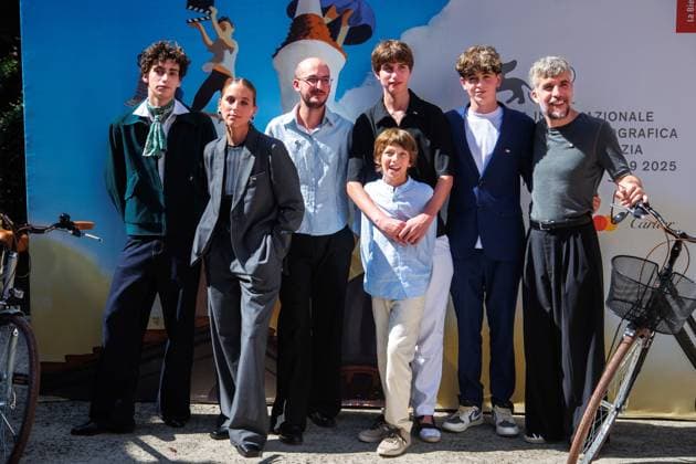 Red Carpet of ESTRANY RIU at the 82nd Venice Film Festival in Venice, Italy - 29 Aug 2025 (L-R) Franceso Wenz, Nausicaa Bonín, Jaume Claret Muxart, Jan Monter, Roc Colell, Bernat Solé and Jordi Oriol attend the red carpet of the film Estrany Riu (Strange River) at the Sala Darsena during the 82nd Venice Film Festival. Venice Italy Copyright: xMarcoxBaradax xSOPAxImagesx MBARADA_0003