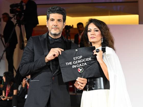 Entertainment Bilder des Tages Venice, Italy: Venice, 82nd Venice International Film Festival 2025 - Evening 3 - The Red Carpet for the film Calle Malaga. Pictured: Stop the Genocide in Gaza: Nabil Ayouch, Maryam Touzani Venice Italy  - ZUMAp169 20250829_zea_p169_1335 Copyright: xManuelexMangiarottix