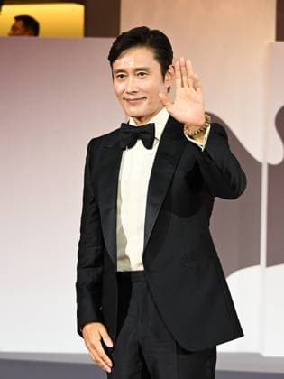 Venice, 82nd Venice International Film Festival 2025 - Evening 3 - The Red Carpet for the Film Eojjeol Suga Eopda (No Other Choice). Pictured: Lee Byung-hun  Copyright: xManuelexMangiarottix xipa-agency.netx xPoolxPhotoxEventsx06x IPA_Agency_IPA63590784