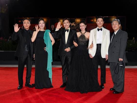 Venice, 82nd Venice International Film Festival 2025 - evening 3 - red carpet of the film Calle Malaga - In the photo: Lee Sung-min, Yeom Hye-ra, Lee Byung-hun, Son Ye-jin, Park Hee-soon and Park Chan-  Copyright: xAlbertoxTerenghix xipa-agency.netx xPoolxPhotoxEventsx06x IPA_Agency_IPA63590482