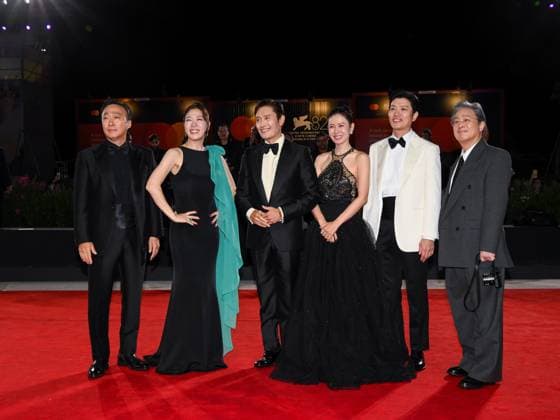 Venice, 82nd Venice International Film Festival 2025 - evening 3 - red carpet of the film Calle Malaga - In the photo: Lee Sung-min, Yeom Hye-ra, Lee Byung-hun, Son Ye-jin, Park Hee-soon and Park Chan-  Copyright: xAlbertoxTerenghix xipa-agency.netx xPoolxPhotoxEventsx06x IPA_Agency_IPA63590491