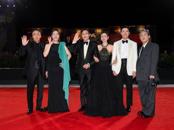 Venice, 82nd Venice International Film Festival 2025 - evening 3 - red carpet of the film Calle Malaga - In the photo: Lee Sung-min, Yeom Hye-ra, Lee Byung-hun, Son Ye-jin, Park Hee-soon and Park Chan-  Copyright: xAlbertoxTerenghix xipa-agency.netx xPoolxPhotoxEventsx06x IPA_Agency_IPA63590510