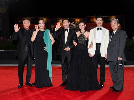 Venice, 82nd Venice International Film Festival 2025 - evening 3 - red carpet of the film Calle Malaga - In the photo: Lee Sung-min, Yeom Hye-ra, Lee Byung-hun, Son Ye-jin, Park Hee-soon and Park Chan-  Copyright: xAlbertoxTerenghix xipa-agency.netx xPoolxPhotoxEventsx06x IPA_Agency_IPA63590520