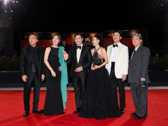 Venice, 82nd Venice International Film Festival 2025 - evening 3 - red carpet of the film Calle Malaga - In the photo: Lee Sung-min, Yeom Hye-ra, Lee Byung-hun, Son Ye-jin, Park Hee-soon and Park Chan-  Copyright: xAlbertoxTerenghix xipa-agency.netx xPoolxPhotoxEventsx06x IPA_Agency_IPA63590504