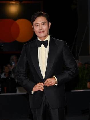 Venice, ITALY: Venice, 82nd Venice International Film Festival 2025 - Evening 3 - Red Carpet for the film Calle Malaga - Pictured: Lee Byung-hun Venice ITALY  - ZUMAp169 20250829_zea_p169_1557 Copyright: xAlbertoxTerenghix