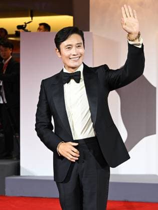 Venice, Italy: Venice, 82nd Venice International Film Festival 2025 - Evening 3 - The Red Carpet for the Film Eojjeol Suga Eopda (No Other Choice). Pictured: Lee Byung-hun Venice Italy  - ZUMAp169 20250829_zea_p169_1562 Copyright: xManuelexMangiarottix