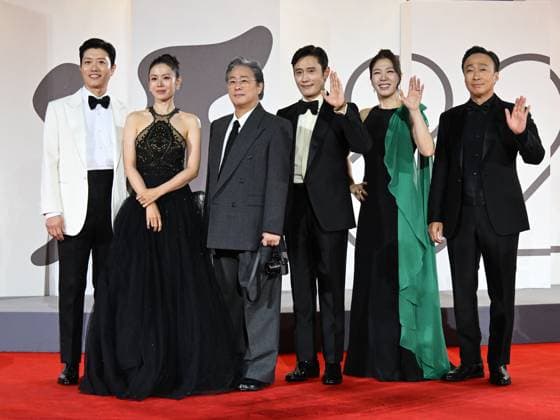 Venice, Italy: Venice, 82nd Venice International Film Festival 2025 - evening 3 - The Red Carpet of the Film Eojjeol Suga Eopda (No Other Choice) . Pictured Lee Sung-min, Yeom Hye-ra, Lee Byung-hun, Son Ye-jin, Park Hee-soon and Park Chan-wook Venice Italy  - ZUMAp169 20250829_zea_p169_1568 Copyright: xManuelexMangiarottix