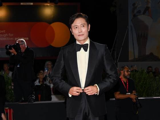 Venice, ITALY: Venice, 82nd Venice International Film Festival 2025 - Evening 3 - Red Carpet for the film Calle Malaga - Pictured: Lee Byung-hun Venice ITALY  - ZUMAp169 20250829_zea_p169_1611 Copyright: xAlbertoxTerenghix