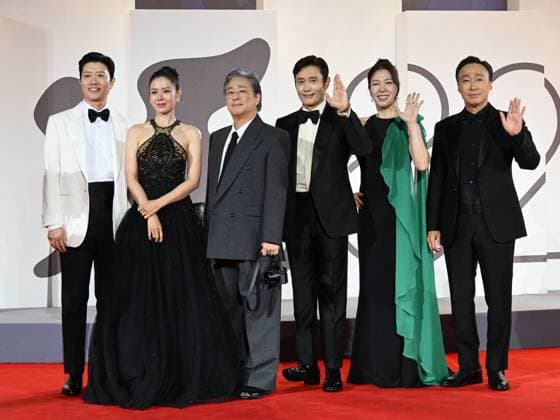 Venice, Italy: Venice, 82nd Venice International Film Festival 2025 - evening 3 - The Red Carpet of the Film Eojjeol Suga Eopda (No Other Choice) . Pictured Lee Sung-min, Yeom Hye-ra, Lee Byung-hun, Son Ye-jin, Park Hee-soon and Park Chan-wook Venice Italy  - ZUMAp169 20250829_zea_p169_1614 Copyright: xManuelexMangiarottix