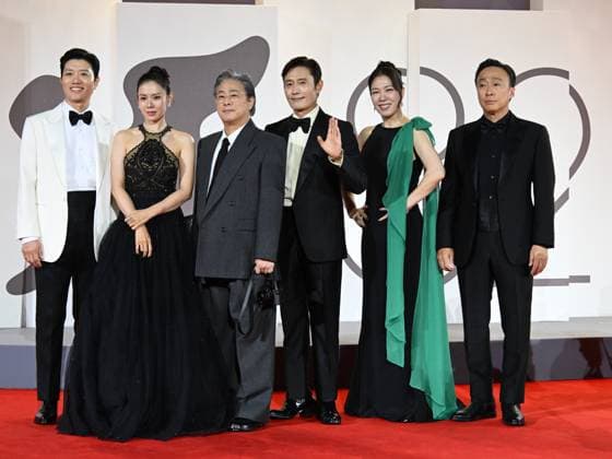 Venice, Italy: Venice, 82nd Venice International Film Festival 2025 - evening 3 - The Red Carpet of the Film Eojjeol Suga Eopda (No Other Choice) . Pictured Lee Sung-min, Yeom Hye-ra, Lee Byung-hun, Son Ye-jin, Park Hee-soon and Park Chan-wook Venice Italy  - ZUMAp169 20250829_zea_p169_1618 Copyright: xManuelexMangiarottix