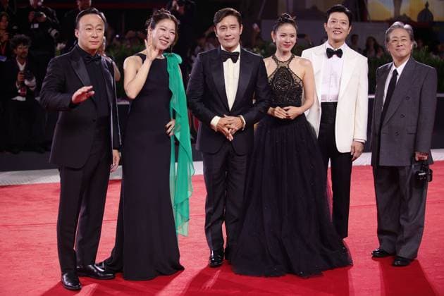 82nd Venice Film Festival - Eojjeol suga eopda (No Other Choice VENICE, ITALY - AUGUST 29: (L-R) Lee Sung-min, Yeom Hye-ra, Lee Byung-hun, Son Ye-jin, Park Hee-soon and Park Chan-wook attend the red carpet of the film Eojjeol suga eopda (No Other Choice) at the 82nd Venice Film Festival in Venice, Italy on August 29th, 2025 Marco Barada Anadolu Venice Italy. Editorial use only. Please get in touch for any other usage.  Copyright: x2025xAnadoluxMarcoxBaradax