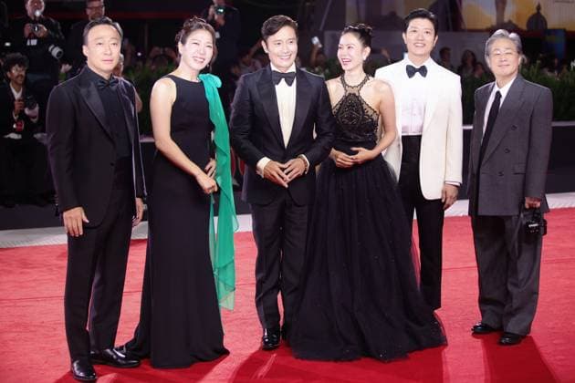 82nd Venice Film Festival - Eojjeol suga eopda (No Other Choice VENICE, ITALY - AUGUST 29: (L-R) Lee Sung-min, Yeom Hye-ra, Lee Byung-hun, Son Ye-jin, Park Hee-soon and Park Chan-wook attend the red carpet of the film Eojjeol suga eopda (No Other Choice) at the 82nd Venice Film Festival in Venice, Italy on August 29th, 2025 Marco Barada Anadolu Venice Italy. Editorial use only. Please get in touch for any other usage.  Copyright: x2025xAnadoluxMarcoxBaradax