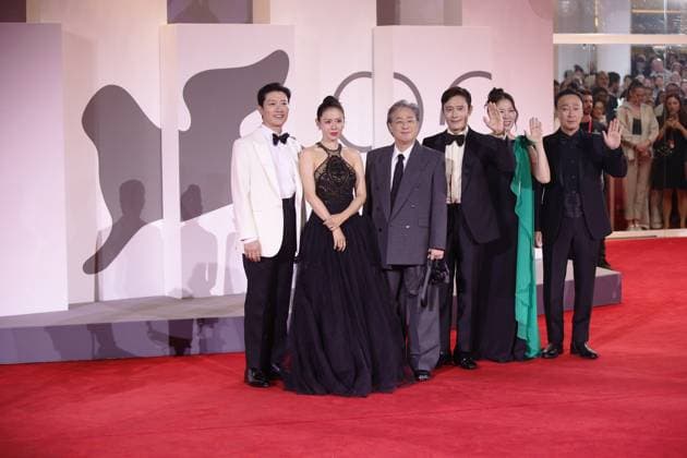 82nd Venice Film Festival - Eojjeol suga eopda (No Other Choice VENICE, ITALY - AUGUST 29: (L-R) Park Hee-soon, Son Ye-jin, Park Chan-wook, Lee Byung-hun, Yeom Hye-ra and Lee Sung-min attend the red carpet of the film Eojjeol suga eopda (No Other Choice) at the 82nd Venice Film Festival in Venice, Italy on August 29th, 2025 Marco Barada Anadolu Venice Italy. Editorial use only. Please get in touch for any other usage.  Copyright: x2025xAnadoluxMarcoxBaradax