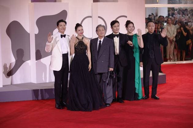 82nd Venice Film Festival - Eojjeol suga eopda (No Other Choice VENICE, ITALY - AUGUST 29: (L-R) Park Hee-soon, Son Ye-jin, Park Chan-wook, Lee Byung-hun, Yeom Hye-ra and Lee Sung-min attend the red carpet of the film Eojjeol suga eopda (No Other Choice) at the 82nd Venice Film Festival in Venice, Italy on August 29th, 2025 Marco Barada Anadolu Venice Italy. Editorial use only. Please get in touch for any other usage.  Copyright: x2025xAnadoluxMarcoxBaradax