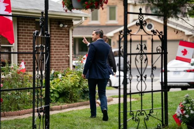 August 29, 2025, Toronto, On, Canada: Conservative Party Leader Pierre Poilievre gestures as he leaves an announcement in Brampton, Ont., on Friday, August 29, 2025. Toronto Canada  - ZUMAc35_ 20250829_zaf_c35_011 Copyright: xArlynxMcadoreyx