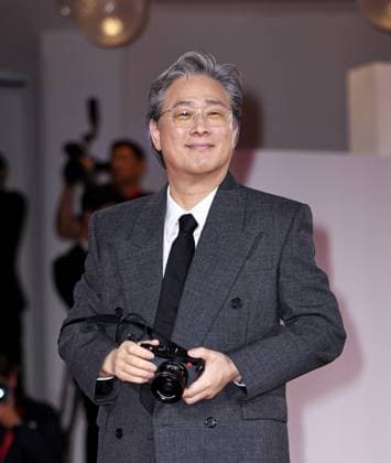 (250829) -- VENICE(ITALY) Aug. 29, 2025 -- Director Park Chan-wook poses for a photo at the red carpet before the premiere of the film No Other Choice during the 82nd Venice Film Festival in Venice, Italy, on Aug. 29, 2025. ) ITALY-VENICE-FILM FESTIVAL-NO OTHER CHOICE-PREMIERE LixJing 
