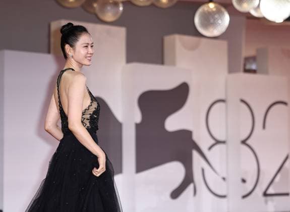 (250829) -- VENICE(ITALY) Aug. 29, 2025 -- Actress Son Ye-jin poses for a photo at the red carpet before the premiere of the film No Other Choice during the 82nd Venice Film Festival in Venice, Italy, on Aug. 29, 2025. ) ITALY-VENICE-FILM FESTIVAL-NO OTHER CHOICE-PREMIERE LixJing 