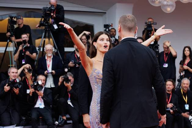 News - After The Hunt Red Carpet - The 82nd Venice International Film Festival Isabeli Fontana argues with a bodyguard at the After The Hunt red carpet during the 82nd Venice International Film Festival on August 29, 2025 in Venice, Italy. Photo: Cinzia Camela. Lido di Venezia Palazzo del Cinema Italy Copyright: xCinziaxCamelax xLiveMediax LPN_1999149