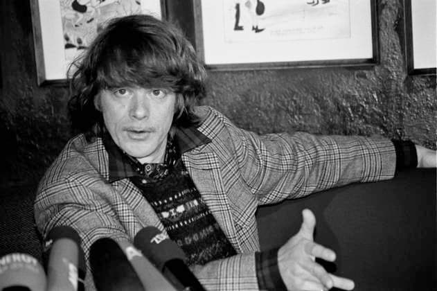 Helge Schneider (* 30. August 1955 in Mülheim an der Ruhr) ist Unterhaltungskünstler, Schriftsteller, Film- und Theaterregisseur, Schauspieler und Multiinstrumentalist. Interview im November 1994 in Berlin *** Helge Schneider 30 August 1955 in Mülheim an der Ruhr is an entertainer, writer, film and theater director, actor and multi-instrumentalist Interview in November 1994 in Berlin