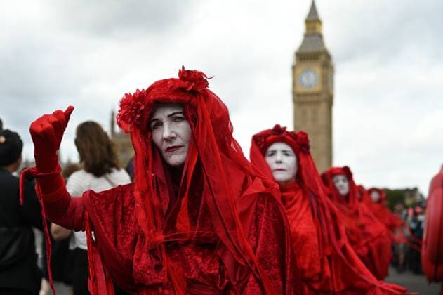 Extinction Rebellion activists unfurl a banner on Westminster Bridge LONDON, UNITED KINGDOM - AUGUST 30: Extinction Rebellion march at Westminster Bridge during a protest to call for urgent action to stop pollution in the UK’s waterways in London, United Kingdom on August 30, 2025. Zeynep Demir Aslim Anadolu London United Kingdom. Editorial use only. Please get in touch for any other usage.  Copyright: x2025xAnadoluxZeynepxDemirxAslimx