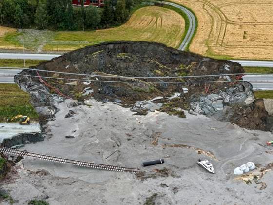 Ras ved Nesvatnet Levanger 20250830. Ras ved Nesvatnet ved Levanger. En person er tatt av ras som gikk over E6 i Levanger. En bil har havnet i vannet, og et hus star i fare. NB! Vi oppfordrer hver enkelt redaksjon til a gjore egne selvstendige vurderinger om bruken av dette bilde. - Bildet identifiserer stedet. - Bildet kan inneholde elementer som kan vaere gjenkjennbare for parorende. Foto: Ole Martin Wold NTB Levanger Norge HGViRGg6lGs EDITORIAL USE ONLY Ref:_BNCHGViRGg6lGs.jpg *** Landslide at Nesvatnet Levanger 20250830 Landslide at Nesvatnet near Levanger A person has been killed by a landslide that went over E6 in Levanger A car has ended up in the water, and a house is in danger NB We encourage each editorial staff to make  Copyright: xOlexMartinxWoldx xNTBx
