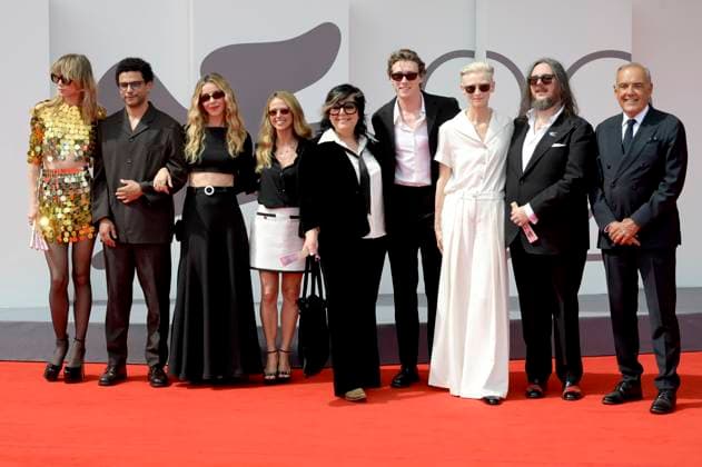 Suki Waterhouse, Calvin Demba, Sophia Di Martino, Gast, Jane Pollard, George MacKay, Tilda Swinton, Iain Forsyth und Alberto Barbera bei der Premiere des Kinofilms Broken English auf der Biennale di Venezia 2025 82. Internationale Filmfestspiele von Venedig im Palazzo del Cinema. Venedig, 30.08.2025 *** Suki Waterhouse, Calvin Demba, Sophia Di Martino, guest, Jane Pollard, George MacKay, Tilda Swinton, Iain Forsyth and Alberto Barbera at the premiere of the feature film Broken English at the Biennale di Venezia 2025 82 Venice International Film Festival at the Palazzo del Cinema Venice, 30 08 2025 Foto:xA.xM.xTinghinox xFuturexImagex broken_5838