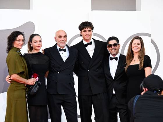 Venice, ITALY: Venice, 82nd Venice International Film Festival 2025 - Evening 4 - Frankenstein red carpet In the photo: Jacob Elordi poses with his family, his mother Melissa, his sisters Melissa and Jaylinn and his father John Venice ITALY  - ZUMAp169 20250830_zea_p169_1447 Copyright: xManuelexMangiarottix