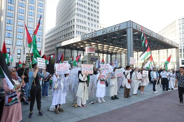Pro-Palestinian protest in Berlin BERLIN, GERMANY – AUGUST 30: Demonstrators carrying Palestinian flags and placards gather at Potsdamer Platz during a rally in support of Palestine in Berlin, Germany on August 30, 2025. The protest highlighted Israel’s attacks on Gaza, with participants condemning the targeting of journalists and civilians. During the demonstration, one protester was detained by police due to the wording on their placard. Ilkin Eskipehlivan Anadolu Berlin Germany. Editorial use only. Please get in touch for any other usage.  Copyright: x2025xAnadoluxIlkinxEskipehlivanx