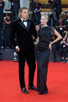 Lena Perminova mit Freund Taras Romanov bei der Premiere des Kinofilms Frankenstein auf der Biennale di Venezia 2025 82. Internationale Filmfestspiele von Venedig im Palazzo del Cinema. Venedig, 30.08.20