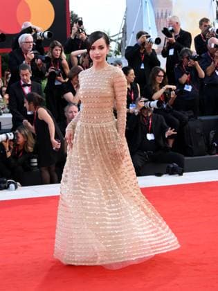 Venice, Italy: Venice, 82nd Venice International Film Festival 2025 - evening 4 - red carpet of the film Frankenstein Pictured: Sofia Carson Venice Italy  - ZUMAp169 20250830_zea_p169_2337 Copyright: xAlbertoxTerenghi PoolxxEvenx