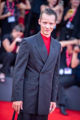 Frankenstein red carpet in Venice, Italy - 30 Aug 2025 Felix Kammerer attends the Frankenstein red carpet during The 82nd Venice International Film Festival. Venice Italy Copyright: xLoredanaxSangiulianox xSOPAxImagesx LSangiuliano-1991