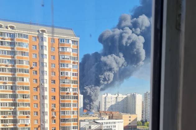 RUSSIA, MOSCOW REGION - AUGUST 31, 2025: Smoke billows from a warehouse fire in Balashikha, east of Moscow Russia  - ZUMAt113 20250831_zaa_t113_043 Copyright: xGalinaxSinitsynax
