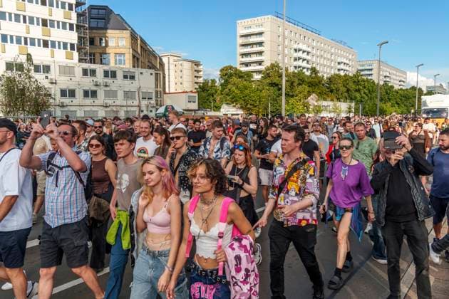 Zug der Liebe 2025, Techno Parade von Prenzlauer Berg bis Moritzplatz. Zug der Liebe 2025, Techno Parade vom Mauerpark Prenzlauer Berg bis Oranienstrasse in Kreuzberg. Politische Demo mit elektronischer Musik für Mitgefühl, Solidarität und soziale Gerechtigkeit. Motto : 10 Jahre Liebe . Berlin-Mitte *** Zug der Liebe 2025, techno parade from Prenzlauer Berg to Moritzplatz Zug der Liebe 2025, techno parade from Mauerpark Prenzlauer Berg to Oranienstrasse in Kreuzberg Political demo with electronic music for compassion, solidarity and social justice Motto 10 years of love Berlin Mitte