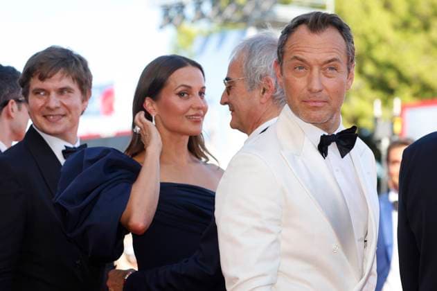 Andrei Zayats, Alicia Vikander, Olivier Assayas und Jude Law bei der Premiere des Kinofilms La Mage du Kremlin The Wizard of the Kremlin auf der Biennale di Venezia 2025 82. Internationale Filmfestspiele von Venedig im Palazzo del Cinema. Venedig, 31.08.2025