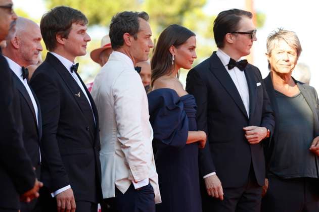Andrei Zayats, Jude Law, Alicia Vikander und Paul Dano bei der Premiere des Kinofilms La Mage du Kremlin The Wizard of the Kremlin auf der Biennale di Venezia 2025 82. Internationale Filmfestspiele von Venedig im Palazzo del Cinema. Venedig, 31.08.2025