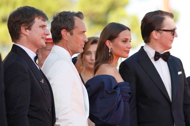 Andrei Zayats, Jude Law, Alicia Vikander und Paul Dano bei der Premiere des Kinofilms La Mage du Kremlin The Wizard of the Kremlin auf der Biennale di Venezia 2025 82. Internationale Filmfestspiele von Venedig im Palazzo del Cinema. Venedig, 31.08.2025