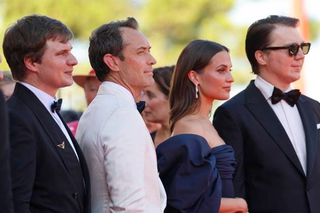 Andrei Zayats, Jude Law, Alicia Vikander und Paul Dano bei der Premiere des Kinofilms La Mage du Kremlin The Wizard of the Kremlin auf der Biennale di Venezia 2025 82. Internationale Filmfestspiele von Venedig im Palazzo del Cinema. Venedig, 31.08.2025