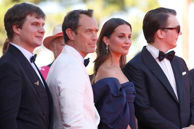 Andrei Zayats, Jude Law, Alicia Vikander und Paul Dano bei der Premiere des Kinofilms La Mage du Kremlin The Wizard of the Kremlin auf der Biennale di Venezia 2025 82. Internationale Filmfestspiele von Venedig im Palazzo del Cinema. Venedig, 31.08.2025