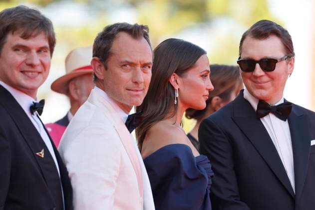 Andrei Zayats, Jude Law, Alicia Vikander und Paul Dano bei der Premiere des Kinofilms La Mage du Kremlin The Wizard of the Kremlin auf der Biennale di Venezia 2025 82. Internationale Filmfestspiele von Venedig im Palazzo del Cinema. Venedig, 31.08.2025