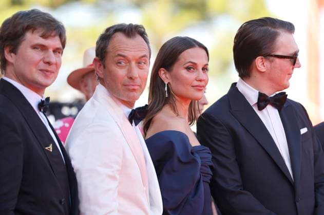 Andrei Zayats, Jude Law, Alicia Vikander und Paul Dano bei der Premiere des Kinofilms La Mage du Kremlin The Wizard of the Kremlin auf der Biennale di Venezia 2025 82. Internationale Filmfestspiele von Venedig im Palazzo del Cinema. Venedig, 31.08.2025