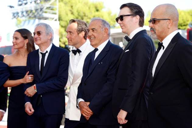 Alicia Vikander, Olivier Assaya, Jude Law, Alberto Barbera, Paul Dano und Jeffrey Wright bei der Premiere des Kinofilms La Mage du Kremlin The Wizard of the Kremlin auf der Biennale di Venezia 2025 82. Internationale Filmfestspiele von Venedig im Palazzo del Cinema. Venedig, 31.08.2025