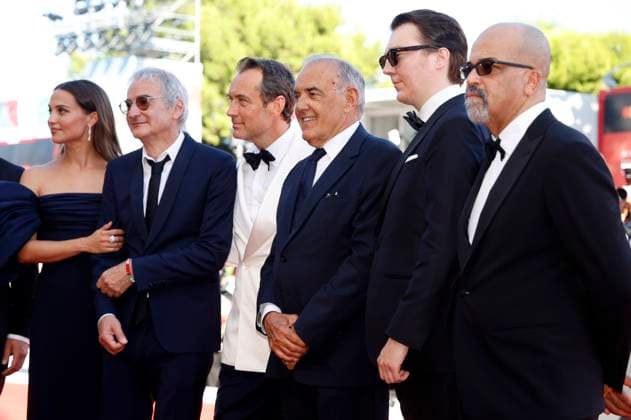 Alicia Vikander, Olivier Assaya, Jude Law, Alberto Barbera, Paul Dano und Jeffrey Wright bei der Premiere des Kinofilms La Mage du Kremlin The Wizard of the Kremlin auf der Biennale di Venezia 2025 82. Internationale Filmfestspiele von Venedig im Palazzo del Cinema. Venedig, 31.08.2025