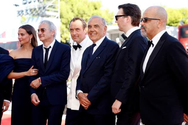 Alicia Vikander, Olivier Assaya, Jude Law, Alberto Barbera, Paul Dano und Jeffrey Wright bei der Premiere des Kinofilms La Mage du Kremlin The Wizard of the Kremlin auf der Biennale di Venezia 2025 82. Internationale Filmfestspiele von Venedig im Palazzo del Cinema. Venedig, 31.08.2025