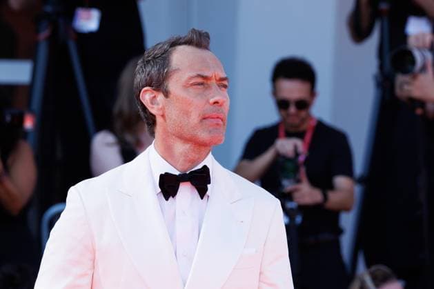 News - The Wizard Of The Kremlin (Le Mage Du Kremlin) Red Carpet - The 82nd Venice International Film Festival Jude Law attends The Wizard Of The Kremlin (Le Mage Du Kremlin) red carpet during The 82nd Venice International Film Festival at Sala Grande on August 31, 2025 in Venice, Italy. Photo: Cinzia Camela. Lido di Venezia Palazzo del cinema Italy Copyright: xCinziaxCamelax xLiveMediax LPN_2002859