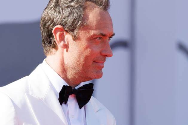 News - The Wizard Of The Kremlin (Le Mage Du Kremlin) Red Carpet - The 82nd Venice International Film Festival Jude Law attends The Wizard Of The Kremlin (Le Mage Du Kremlin) red carpet during The 82nd Venice International Film Festival at Sala Grande on August 31, 2025 in Venice, Italy. Photo: Cinzia Camela. Lido di Venezia Palazzo del cinema Italy Copyright: xCinziaxCamelax xLiveMediax LPN_2002870
