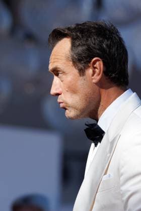 News - The Wizard Of The Kremlin (Le Mage Du Kremlin) Red Carpet - The 82nd Venice International Film Festival Jude Law attends The Wizard Of The Kremlin (Le Mage Du Kremlin) red carpet during The 82nd Venice International Film Festival at Sala Grande on August 31, 2025 in Venice, Italy. Photo: Cinzia Camela. Lido di Venezia Palazzo del cinema Italy Copyright: xCinziaxCamelax xLiveMediax LPN_2002886