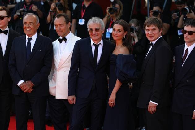 August 31, 2025, Venice, Veneto, Italy: Cast of whom OLIVIER ASSAYAS, TOM STURRIDGE, JUDE LAW, ALICIA VIKANDER and PAUL DANO on the red carpet for The Wizard of the Kremlin Premiere screening at the 82nd Venice Film Festival at the Venice Lido, Italy. Venice Italy - ZUMAc179 20250831_zep_c179_116 Copyright: xMickaelxChavetx