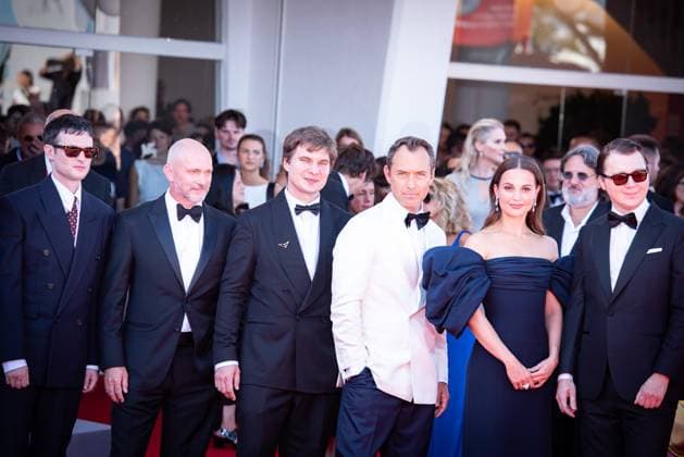 The Wizard of the Kremlin Red Carpet - The 82nd Venice International Film Festival in Venice, Italy - 31 Aug 2025 2nd R Alicia Vikander and Jude Law attend the The Wizard of the Kremlin red carpet during The 82nd Venice International Film Festival. The Wizard of the Kremlin Red Carpet - The 82nd Venice International Film Festival August 31, 2025 Venice Italy Copyright: xLoredanaxSangiulianox xSOPAxImagesx LSangiuliano-2272
