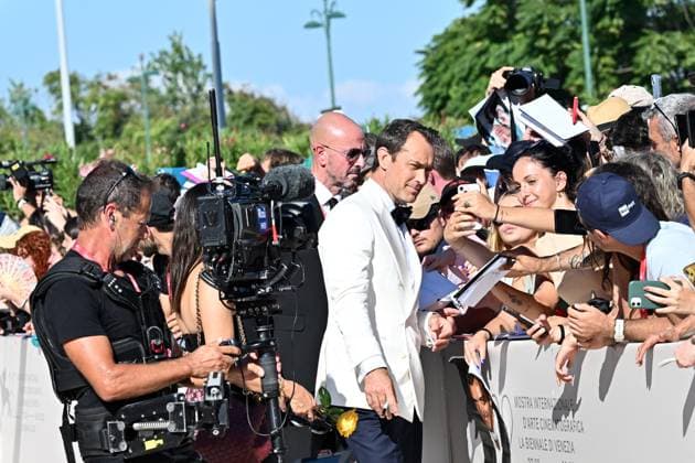 82nd Film Festival, Red carpet of the film Le mage du Kremlin Venice Biennale, 82nd Venice International Film Festival. Red carpet for the film Le mage du Kremlin (The Wizard of the Kremlin). In the photo Jude Law signs autographs for fans . Venice, Italy 31 August 2025, Credit:Maria Laura Antonelli Avalon Italy, Venice  Copyright: xMariaxLauraxAntonellix xAvalonx 1032977847