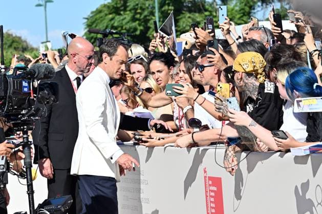 82nd Film Festival, Red carpet of the film Le mage du Kremlin Venice Biennale, 82nd Venice International Film Festival. Red carpet for the film Le mage du Kremlin (The Wizard of the Kremlin). In the photo Jude Law signs autographs for fans . Venice, Italy 31 August 2025, Credit:Maria Laura Antonelli Avalon Italy, Venice  Copyright: xMariaxLauraxAntonellix xAvalonx 1032977853